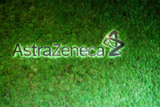 Yeşil zemin üzerinde AstraZeneca Logosu